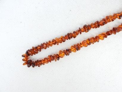 NECKLACE in amber glass. L.68 cm. Weight...