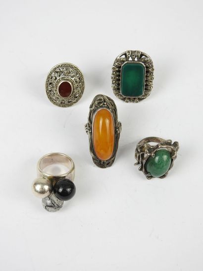 BIJOUX FANTAISIE. Lot de cinq bagues en argent...