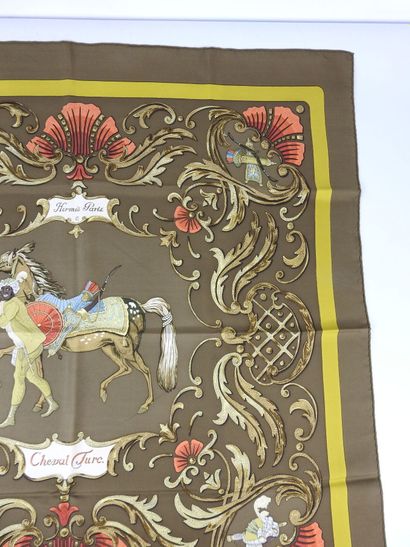 HERMES - Paris. Carré de soie modèle Cheval...