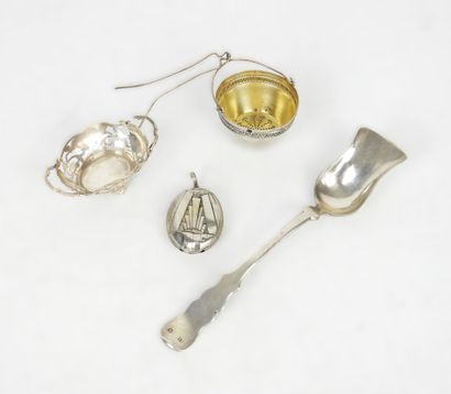 LOT IN 925/1000° SILVER including tea strainer,...