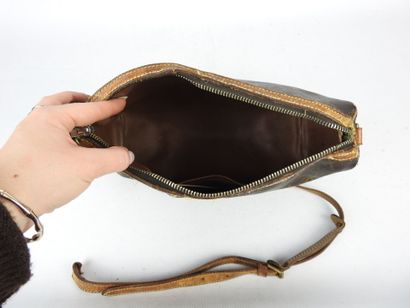 LOUIS VUITTON - Paris. Monogram canvas shoulder...