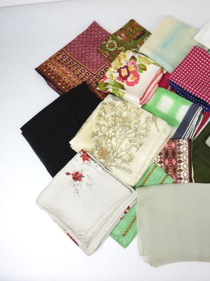 VINTAGE. Lot de 23 foulards diverses tailles...
