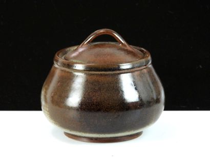 BL - Vallauris.
Covered pot on heel in enameled...