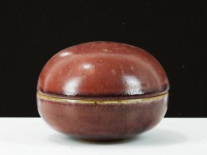 Oxblood glazed stoneware COVERED TIN.
Signature...