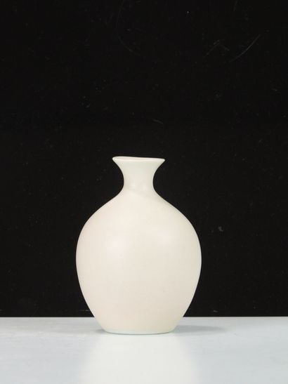 VIREBENT.
Reunion of two vases, one pyramid-shaped,...