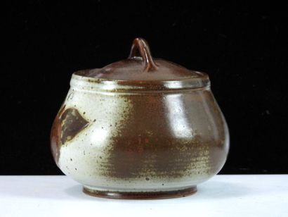 BL - Vallauris.
Covered pot on heel in enameled...