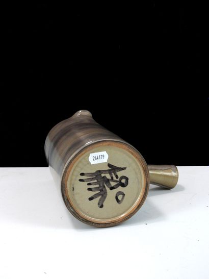 Jacques POUCHAIN (1927 - 2015).
Ceramic side-handle...