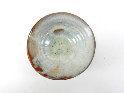 Bowl on heel in glazed stoneware.
Bears a...