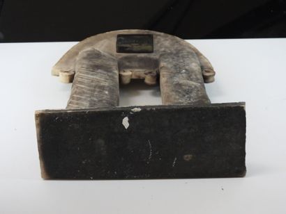 Agnès HIS (born 1954).
Raku clock. 
H : 40
Provenance:...