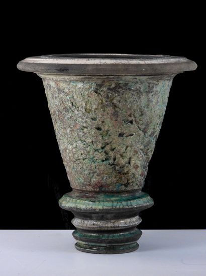 Agnès HIS (b. 1954, France).
Large horn vase...