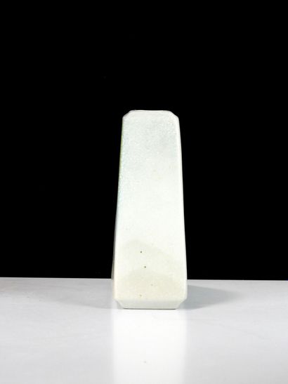 VIREBENT.
Reunion of two vases, one pyramid-shaped,...