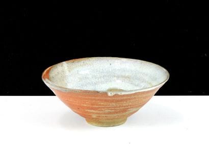 Bowl on heel in glazed stoneware.
Bears a...