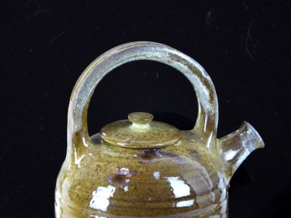 Glazed red stoneware teapot.
Signed.
H. 22cm

Provenance:...