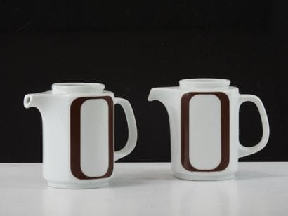 ROSENTHAL.
Meeting of two small teapots of...