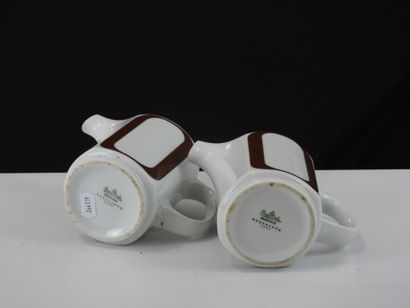 ROSENTHAL.
Meeting of two small teapots of...