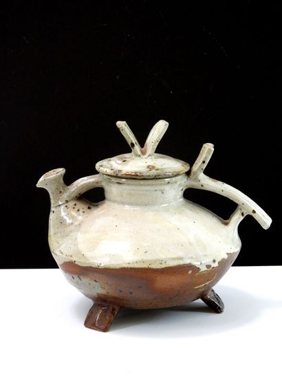 Janet STEDMAN (1945 -1987). 
Tripod stoneware...