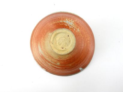 Bowl on heel in glazed stoneware.
Bears a...