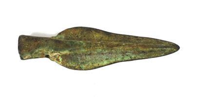 ARCHÉOLOGIE. Pointe de lance en « flamme...