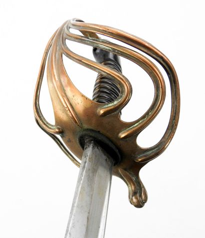 ARMES BLANCHES. Sabre d'officier de cavalerie...