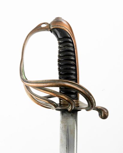 ARMES BLANCHES. Sabre d'officier de cavalerie...