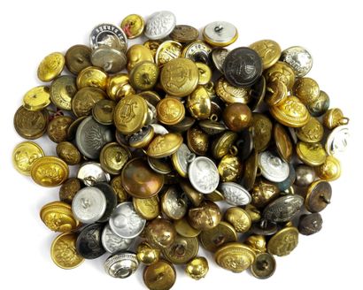 BOUTONS. Ensemble de 30 boutons grand module...
