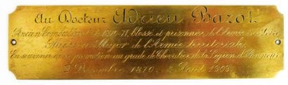 SOUVENIR. Plaque en laiton gravée 