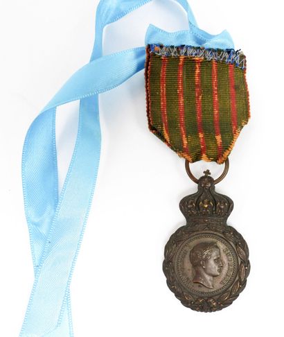 DÉCORATIONS. Médaille de St -Hélène en bronze...