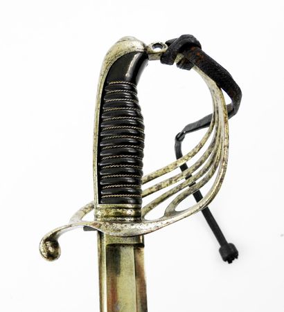 ARMES BLANCHES. Sabre d'officier d'infanterie...