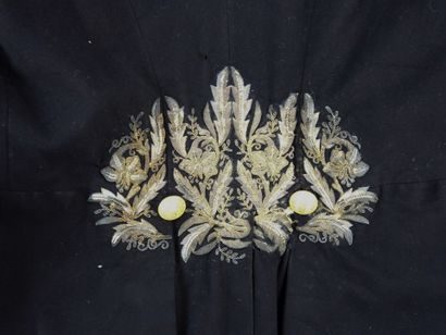 UNIFORMES. Habit brodé de fonctionnaire des...