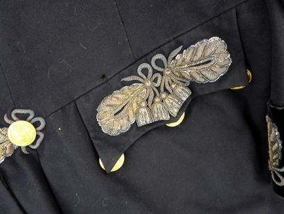 UNIFORMES. SUÈDE. Habit brodé de la cour...