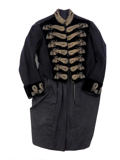 UNIFORMES. SUÈDE. Habit brodé de la cour...