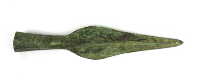 ARCHÉOLOGIE. Pointe de lance en « flamme...