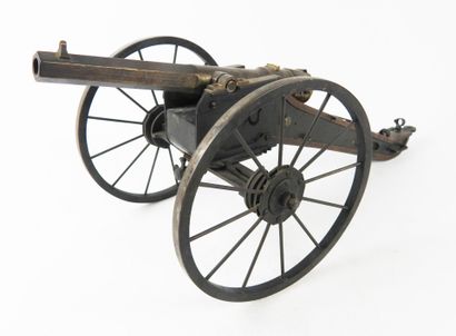 CURIOSITÉ. Modèle réduit d'un canon à chargement...