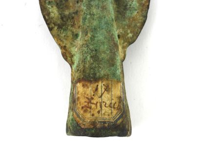 ARCHÉOLOGIE. Pointe de lance en « flamme...