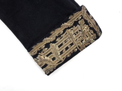 UNIFORMES. Habit à basques de fonctionnaire...