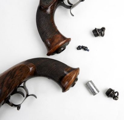 ARMES à FEU. Paire de pistolets d'officier...