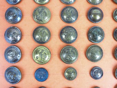 BOUTONS. Ensemble de 63 boutons la plupart...