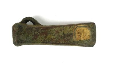 ARCHÉOLOGIE. Hache à douille. France, Age...