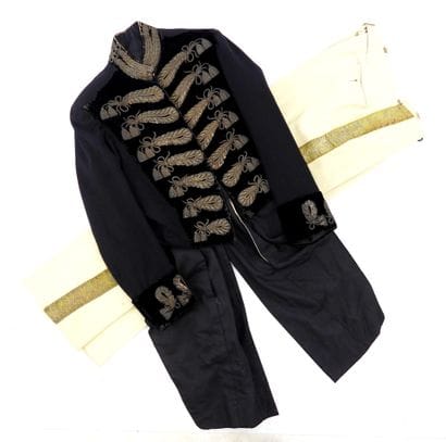 UNIFORMES. SUÈDE. Habit brodé de la cour...
