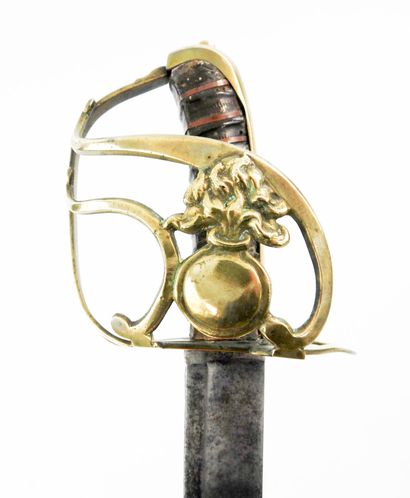 ARMES BLANCHES. Sabre d'officier subalterne...