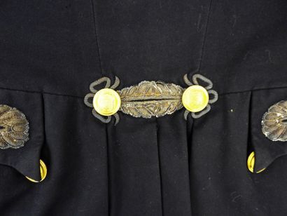 UNIFORMES. SUÈDE. Habit brodé de la cour...