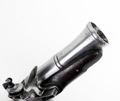 ARMES à FEU. Pistolet à silex à monture en...