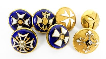 BOUTONS. Ensemble de 7 boutons émaillé d'ordres...