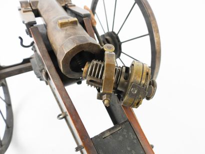 CURIOSITÉ. Modèle réduit d'un canon à chargement...