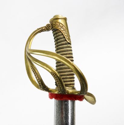ARMES BLANCHES. Sabre d'officier de cavalerie...