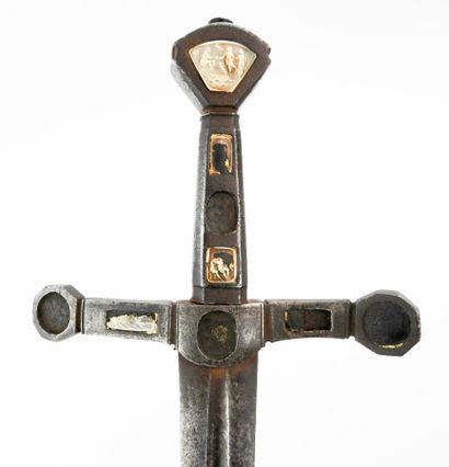 ARMES BLANCHES. Épée en acier à poignée octogonale...