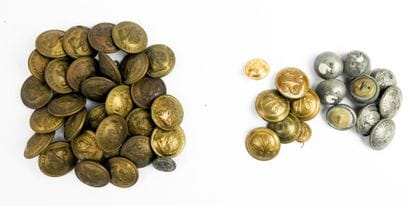 BOUTONS. Ensemble de 30 boutons grand module...