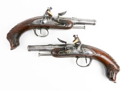 ARMES à FEU. Paire de pistolets à silex d'officier...