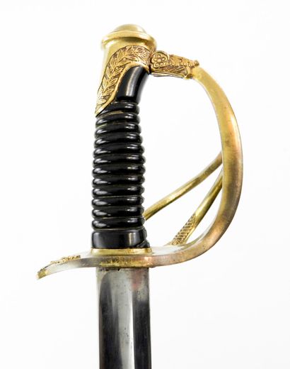 ARMES BLANCHES. Sabre d'officier de cavalerie...