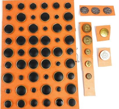 BOUTONS. Ensemble de 63 boutons la plupart...